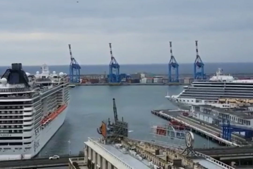 Le navi nel porto di Genova “suonano in coro” per il nuovo Ponte Morandi. VIDEO