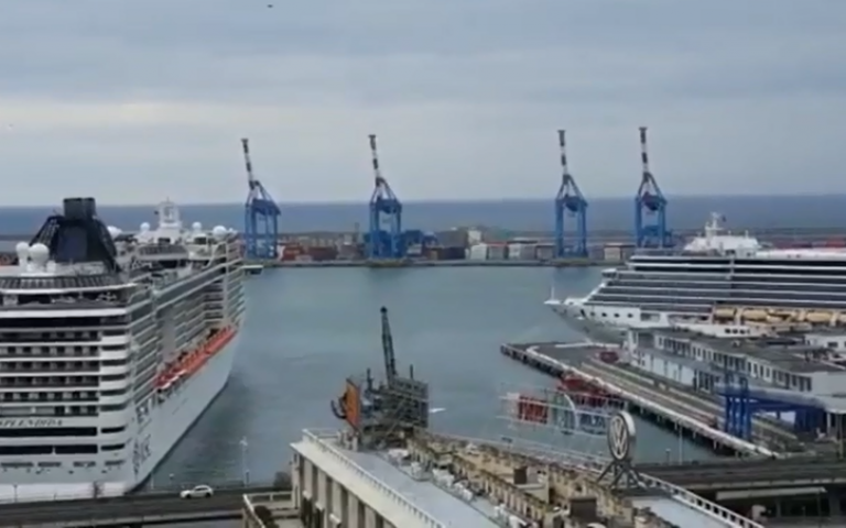 The ships in the port of Genoa “play in chorus” for the new Morandi Bridge. VIDEO