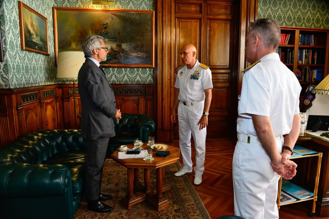 Pirateria e flussi migratori, aperto un tavolo di lavoro tra Marina Militare e Assarmatori