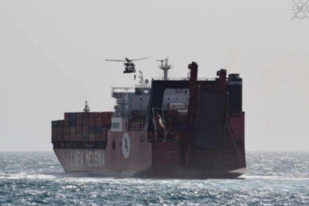 Esercitazione di contrasto alla pirateria nel Golfo di Aden con la Marina Militare